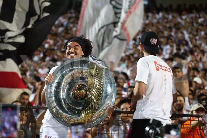 أحضان ودموع وأعلام.. لقطات لا تنسى في تتويج الزمالك بالدوري الممتاز